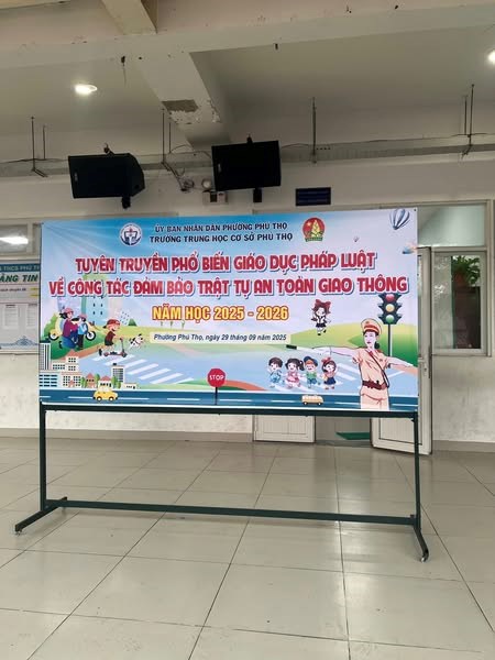 Trường THCS Phú Thọ phối hợp với Đội CSGT Bàn Cờ thực hiện  Tuyên truyền phổ biến giáo duc pháp luật về công tác đảm bảo trật tự an toàn giao thông  cho CBGVNV và học sinh nhà trường