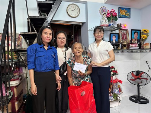 Sáng ngày 11/01/2025 đại diện chi bộ Đ/c Nhung, đ/c Tú, đ/c Lý, đ/c Quốc đi thăm và tặng quà cho bà Viện thuộc hộ nghèo phường 10 vui tết từ nguồn vận động các đồng chí đảng viên.