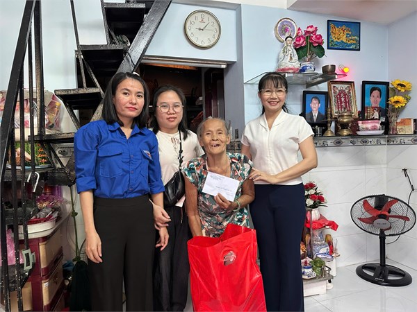 Sáng ngày 11/01/2025 đại diện chi bộ Đ/c Nhung, đ/c Tú, đ/c Lý, đ/c Quốc đi thăm và tặng quà cho bà Viện thuộc hộ nghèo phường 10 vui tết từ nguồn vận động các đồng chí đảng viên.