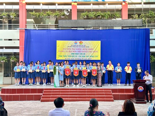 Sáng thứ 2 ngày 13/01/2025, Trường THCS Quang Trung tổ chức sinh hoạt các nội dung sau:
- Hoạt động trải nghiệm - hướng nghiệp: Tìm hiểu các hoạt động thiện nguyện ở địa phương.
- Sinh hoạt chủ đề  Tinh thần Trần Bội Cơ - Các bạn, hãy đứng lên 
- Tuyên dương các lớp đạt điểm thi đua cao ở tuần 18B.