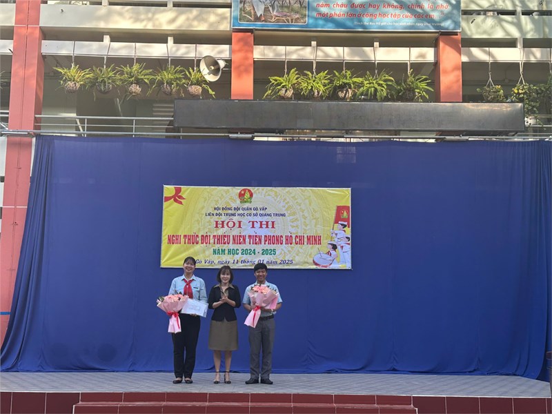 Sáng thứ 7 ngày 11/01/2025, Liên đội THCS Quang Trung tổ chức Hội thi Nghi thức Đội TNTP Hồ Chí Minh vòng chung kết năm học 2024 - 2025. Liên đội vinh dự được đón tiếp thành phần Ban giám khảo:
- Cô Nguyễn Thị Km Tuyến - Thành viên Hội đồng huấn luyện công tác Đội quận Gò Vấp.
- Thầy Nguyễn Viết Hưng - Tổng phụ trách Đội trường THCS Nguyễn Văn Nghi.