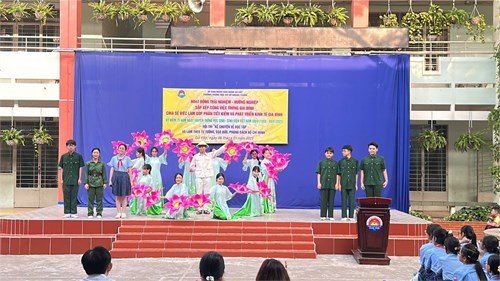 Sáng thứ 2 ngày 06/01/2025, trường THCS Quang Trung tổ chức sinh hoạt các nội dung sau: - Hoạt động trải nghiệm - hướng nghiệp:  Sắp xếp công việc trong gia đình, chia sẻ việc làm góp phần tiết kiệm và phát triển kinh tế gia đình. - Sinh hoạt kỷ niệm 75 năm ngày Truyền thống học sinh - sinh viên Việt Nam (09/01/1950 - 09/01/2025). - Kể chuyện về học tập và làm theo tư tưởng, đạo đức, phong cách Hồ Chí Minh.  - Tuyên dương các lớp đạt thành tích thi đua cao ở tuần 18A.