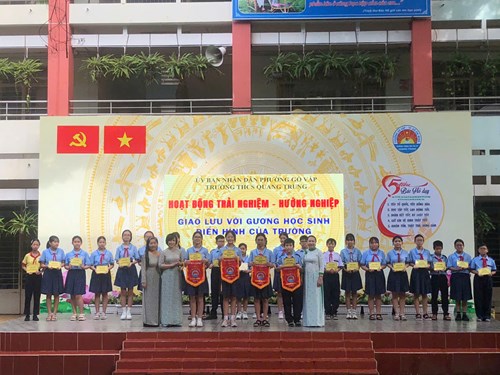 Sáng thứ 2 ngày 29/9/2025, Trường THCS Quang Trung tổ chức các hoạt động sau:
- Tổng kết, tuyên dương các lớp thi đua đạt điểm cao trong tuần 3. 
- Phát động hưởng ứng tuần lễ học tập suốt đời năm 2025 với chủ đề  Học để phát triển bản thân, làm chủ tri thức và công nghệ, góp phần xây dựng đất nước hùng cường, thịnh vượng .
- Hoạt động trải nghiệm hướng nghiệp với chủ đề  Giao lưu với gương học sinh điển hình của trường .
Bên cạnh đó Liên đội THCS Quang Trung thực hiện phát động phong trào  Đọc và làm theo báo Đội  đến toàn thể đội viên.