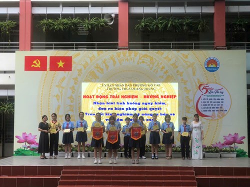 Sáng thứ 2 ngày 13/10/2025, Trường THCS Quang Trung tổ chức các hoạt động sau:
- Hoạt động trải nghiệm hướng nghiệm với chủ đề  Nhận biết tình huống nguy hiểm, đưa ra biện pháp giải quyết - Trao đổi kinh nghiệm kỹ năng tự bảo vệ và kiểm soát cảm xúc .
- Hoạt động  Bầu ơi thương lấy bí cùng : học sinh tham gia đóng góp hỗ trợ đồng bào bị ảnh hưởng bởi bão số 10.