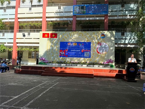 Sáng thứ 2 ngày 20/10/2025, tập thể cán bộ, giáo viên, nhân viên và học sinh trường THCS Quang Trung tham gia theo dõi chương trình trực tuyến tuyên truyền Chiến dịch “Không một mình - Cùng nhau an toàn trực tuyến” do Sở Giáo dục và Đào tạo Thành phố Hồ Chí Minh phối hợp với Công an Thành phố Hồ Chí Minh tổ chức. Đến dự buổi tuyên truyền, nhà trường vinh dự được đón tiếp quý khách mời: Đồng chí Phan Minh Tài - Chỉ huy trưởng Ban Chỉ huy quân sự phường Gò Vấp.