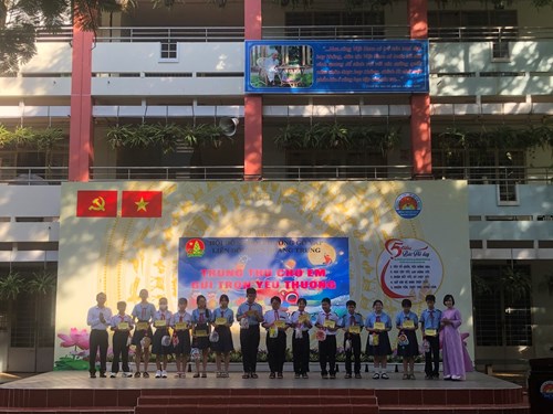 Sáng thứ 2 ngày 06/10/2025, Trường THCS Quang Trung tổ chức các hoạt động sau:
- Hoạt động trải nghiệm hướng nghiệm với chủ đề  Xử lí tình huống trong giao tiếp, ứng xử trong học tập và cuộc sống - Thực hành sắp xếp nơi sinh hoạt và góc học tập .
- Liên đội tổ chức trao tặng quà cho đội viên có hoàn cảnh khó khăn nhân dịp Trung thu với chủ đề  Trung thu cho em - Gửi trọn yêu thương , đồng thời phát động hoạt động  Bầu ơi thương lấy bí cùng  đến đội viên tham gia đóng góp hỗ trợ đồng bào bị ảnh hưởng bởi bão, lũ năm 2025
- Triển khai kế hoạch tổ chức hội thao học sinh năm học 2025 - 2026 đến học sinh.
- Khen thưởng học sinh đạt giải cao hội thi vẽ tranh với chủ đề  Khát vọng học tập, làm chủ công nghệ  nhằm hưởng ứng tuần lễ học tập suốt đời năm 2025.
- Phối hợp với Đội CSGT Hàng Xanh và Đoàn Phường Gò Vấp tổ chức chuyên đề  Tuyên truyền luật trật tự an toàn giao thông đường bộ 