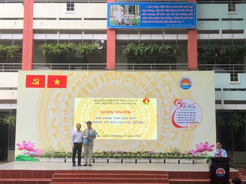 Sáng thứ 2 ngày 10/11/2025, Trường THCS Quang Trung tổ chức tiết Hoạt động trải nghiệm - Hướng nghiệp với chủ đề “Tuyên truyền phòng chống bắt nạt học đường, xây dựng văn hóa giao tiếp ứng xử”, phối hợp với Trung tâm Kỹ năng sống Rồng Việt sinh hoạt chuyên đề  Đẩy lùi bắt nạt học đường , đồng thời tuyên truyền  Xây dựng tình bạn đẹp, nói không với bạo lực học đường  và tuyên dương, khen thưởng học sinh khối lớp 7 đạt giải Hội thi Bóng đá.