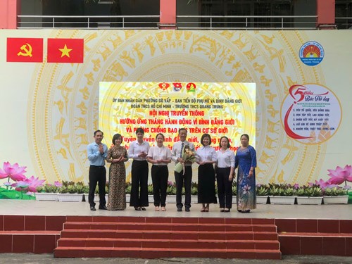 Sáng thứ 2 ngày 17/11/2025, Trường THCS Quang Trung tổ chức các hoạt động sau:
- Phối hợp với Sở Y tế TP. Hồ Chí Minh và Trung tâm Kiểm soát Bệnh tật HCDC tổ chức chương trình “Truyền thông phòng ngừa dịch bệnh”.
- Phối hợp với Ủy ban nhân dân phường Gò Vấp, Ban Tiến bộ phụ nữ và bình đẳng giới và Đoàn TNCS Hồ Chí Minh tổ chức Tuyên truyền “Bình đẳng giới, phòng ngừa, ứng phó với bạo lực trên cơ sở giới tại trường học”.