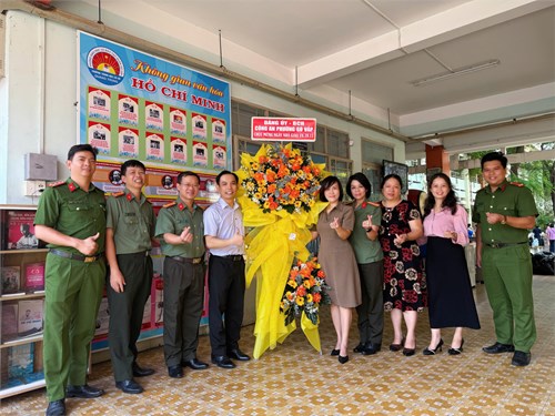 Lãnh đạo Công An và Phòng VHXH phường Gò Vấp đến chúc mừng thầy và trò Trường THCS Quang Trung nhân ngày 20/11/2025.