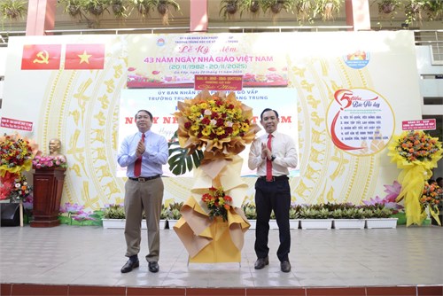 LỄ KỶ NIỆM 43 NĂM NGÀY NHÀ GIÁO VIỆT NAM (20/11/1982 – 20/11/2025)
Nhân kỷ niệm 43 năm Ngày Nhà giáo Việt Nam (20/11/1982 – 20/11/2025), Trường THCS Quang Trung tổ chức buổi lễ tri ân nhằm tôn vinh những đóng góp thầm lặng nhưng vô cùng ý nghĩa của đội ngũ thầy cô giáo. Đây là dịp để học sinh, phụ huynh và toàn xã hội thể hiện lòng biết ơn sâu sắc đối với những người đang ngày đêm cống hiến cho sự nghiệp trồng người, những người tận tụy gieo tri thức, truyền cảm hứng và nuôi dưỡng ước mơ cho các em học sinh.