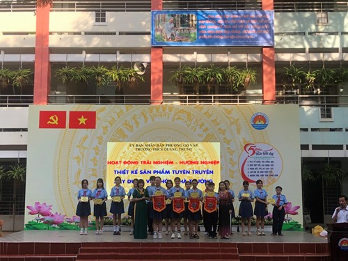Sáng thứ 2 ngày 24/11/2025, trường THCS Quang Trung tổ chức nghi lễ chào cờ và phút tưởng niệm các nạn nhân tử vong do tai nạn giao thông, thực hiện tiết hoạt động trải nghiệm - hướng nghiệp với chủ đề “Thiết kế sản phẩm tuyên truyền xây dựng văn hoá nhà trường” và hoạt động quyên góp hỗ trợ đồng bào miền Trung bị ảnh hưởng bởi bão, lũ.