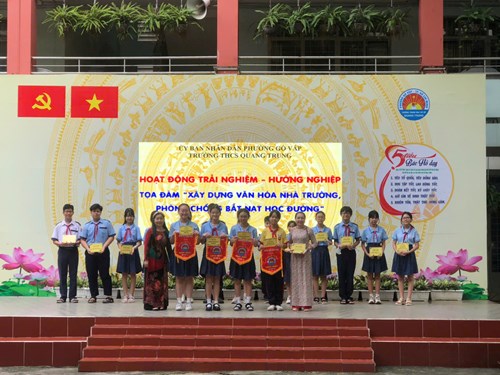 Sáng thứ 2 ngày 03/11/2025, Trường THCS Quang Trung tổ chức tiết Hoạt động trải nghiệm - Hướng nghiệp với chủ đề “Tọa đàm Xây dựng văn hóa nhà trường, phòng chống  bắt nạt học đường”; lồng ghép nội dung hưởng ứng Ngày Pháp luật nước Cộng hòa xã hội chủ nghĩa Việt Nam 09/11 và chương trình  Cùng em vững bước , tìm hiểu Công ước Liên hợp quốc về quyền trẻ em và Luật trẻ em 2016.