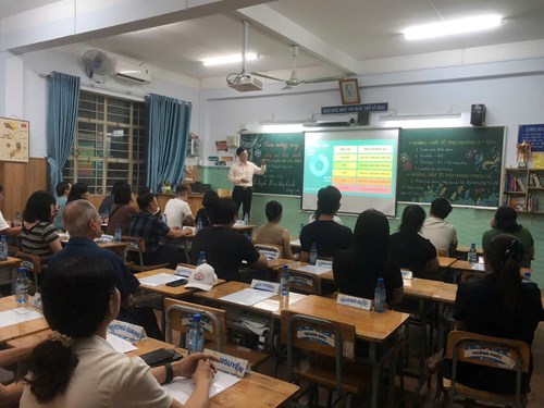 Ngày 07/11/2025 Trường THCS Quang Trung tổ chức Họp CMHS khối 7, 8 năm học 2025 - 2026, đồng thời thực hiện hoạt động  Phụ huynh - Bạn đồng hành cùng con .