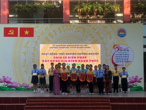 Sáng thứ 2 ngày 01/12/2025, Trường THCS Quang Trung tổ chức các hoạt động sau:
- Tiết hoạt động trải nghiệm - hướng nghiệm chủ đề  Chia sẻ biện pháp xây dựng gia đình hạnh phúc .
- Truyền thông  Phòng, chống HIV/AIDS  nhằm hưởng ứng Ngày thế giới phòng, chống HIV/AIDS 0/12.
- Hội thi kể chuyện về học tập và làm theo tư tưởng, đạo đức, phong cách Hồ Chí Minh: câu chuyện  Tấm lòng của Bác Hồ với miền Nam  do tập thể lớp 8/1 thực hiện.
- Tuyên dương các lớp đạt thành tích cao trong thi đua tuần 12.