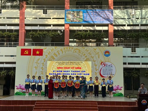 Sáng thứ 2 ngày 15/12/2025, Trường THCS Quang Trung tổ chức các hoạt động sau:
- Sinh hoạt kỷ niệm 81 năm ngày thành lập Quân đội nhân dân Việt Nam (22/12/1944 - 22/12/2025).
- Hội thi kể chuyện về học tập và làm theo tư tưởng, đạo đức, phong cách Hồ Chí Minh: câu chuyện  Chữ quan liêu viết như thế nào?  do tập thể lớp 9/2 thực hiện.
- Sinh hoạt nội quy kiểm tra cuối kỳ.
- Tuyên dương các lớp đạt thành tích cao trong thi đua tuần 14.
- Tuyên dương các học sinh đạt giải cao hội thi Cờ vua - Cờ tướng cấp trường năm 2025.