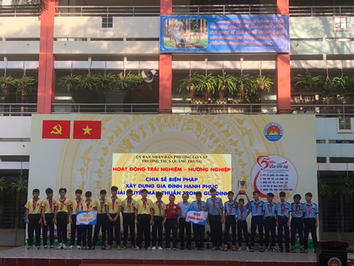 Sáng thứ 2 ngày 08/12/2025, Trường THCS Quang Trung tổ chức các hoạt động sau:
- Tiết hoạt động trải nghiệm - hướng nghiệm chủ đề  Chia sẻ biện pháp xây dựng gia đình hạnh phúc - Giải quyết mâu thuẫn trong gia đình .
- Phối hợp với Nha Khoa 5S sinh hoạt  Chia sẻ kiến thức chăm sóc răng miệng .
- Hội thi kể chuyện về học tập và làm theo tư tưởng, đạo đức, phong cách Hồ Chí Minh: câu chuyện  Ngày Bác Hồ ra đi tìm đường cứu nước  do tập thể lớp 9/7 thực hiện.
- Tuyên dương các lớp đạt thành tích cao trong thi đua tuần 13.
- Tuyên dương các lớp 9 đạt giải cao hội thi bóng đá cấp trường.