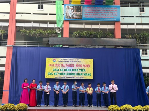 Sáng thứ 2 ngày 03/02/2025, Trường THCS Quang Trung tổ chức sinh hoạt tiết hoạt động trải nghiệm - hướng nghiệp với chủ đề  Chia sẻ cách giao tiếp, ứng xử trên không gian mạng . Đồng thời, nhà trường tổ chức tuyên dương, khen thưởng học sinh tích cực tham gia phong trào.