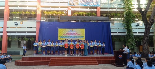 Sáng thứ 2 ngày 17/02/2025, Trường THCS Quang Trung tổ chức sinh hoạt các nội dung sau:
- Chủ đề  Em là mầm non của Đảng .
- Tìm hiểu tác phẩm  Lịch sử nước ta  của Chủ tịch Hồ Chí Minh.
- Kỷ niệm 70 năm ngày Thầy thuốc Việt Nam (27/02/1955 - 27/02/2025)