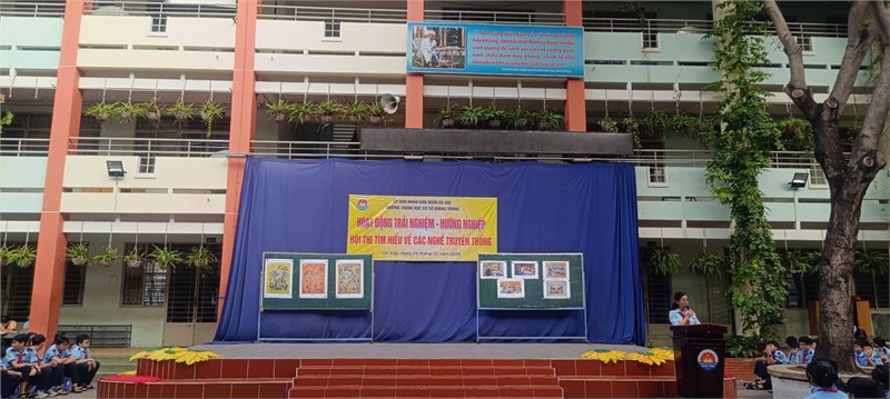 Sáng thứ 2, ngày 24/2/2025, Trường THCS Quang Trung tổ chức tiết hoạt động trải nghiệm - hướng nghiệp với chủ đề  Hội thi tìm hiểu về các nghề truyền thống  và kể chuyện về học tập và làm theo tư tưởng, phong cách Hồ Chí Minh, tuyên dương học sinh đạt giải cao trong thi đấu Thể dục thể thao.