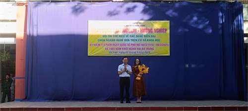 Sáng thứ 2, ngày 03/3/2025, trường THCS Quang Trung tổ chức sinh hoạt các nội dung sau: phối hợp với FPT Polyschool thực hiện sinh hoạt tiết hoạt động trải nghiệm- hướng nghiệp với chủ đề  Hội thi tìm hiểu các nghề hiện đại - Chọn ngành nghề dựa trên cơ sở khoa học , sinh hoạt kỷ niệm 115 năm ngày Quốc tế Phụ nữ (8/3/1910-8/3/2025) và 1985 năm khởi nghĩa Hai Bà Trưng, kể chuyện về học tập và làm theo tue tưởng, đạo đức, phong cách Hồ Chí Minh