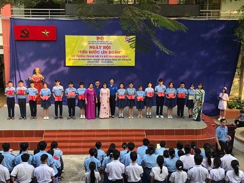 Sáng thứ 2 ngày 24/3/2025, Liên đội THCS Quang Trung phối hợp với Chi đoàn nhà trường tổ chức Ngày hội  Tiến bước lên Đoàn . Đến tham dự Ngày hội, Liên đội được vinh dự đón tiếp quý khách mời: Đồng Chí Nguyễn Thị Xuân Hương - Phó chủ tịch Hội đồng Đội quận và đồng chí Vũ Anh Phong - Phó bí thư đoàn phường 10. Trong ngày hội, Liên đội tổ chức các hoạt động: Lễ trưởng thành Đội và kết nạp Đoàn viên cho học sinh lớp 9, kỷ niệm 94 năm ngày thành lập Đoàn TNCS Hồ Chí Minh (26/3/1931-26/3/2025), tuyên dương đội viên điển hình tích cực tham gia và đạt giải các hội thi, kể chuyện về học tập và làm theo tư tưởng, đạo đức, phong cách Hồ Chí Minh.