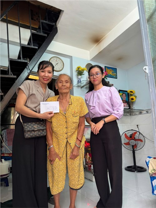 Ngày 18/4/2025, đại diện Chi bộ Trường THCS Quang Trung đã trao phần chăm lo hộ nghèo cho bà Bùi Thị Viện số tiền 2 quý là 3.500.000 đồng. Kinh phí chăm lo hàng tháng do đảng viên đóng góp.