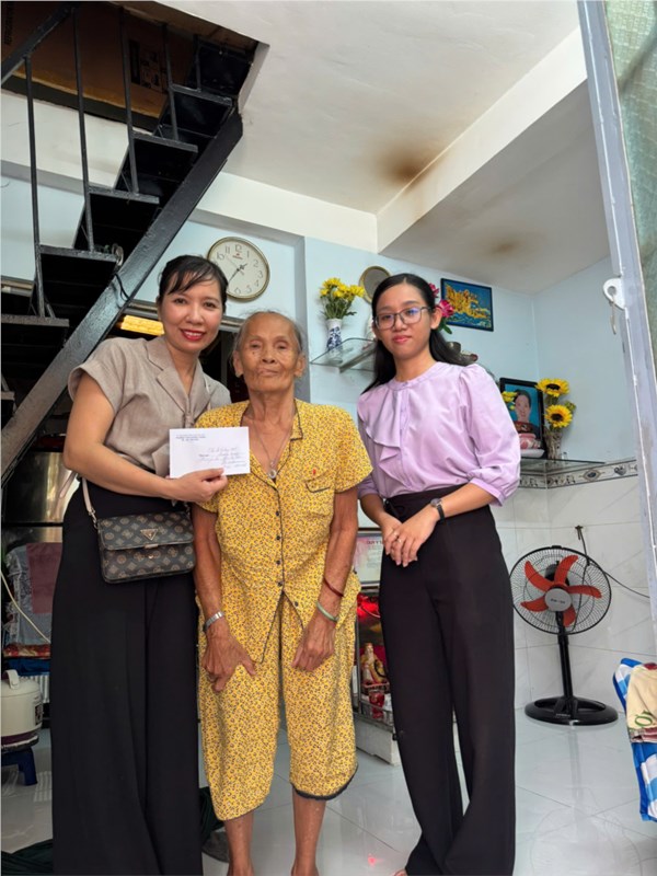 Ngày 18/4/2025, đại diện Chi bộ Trường THCS Quang Trung đã trao phần chăm lo hộ nghèo cho bà Bùi Thị Viện số tiền 2 quý là 3.500.000 đồng. Kinh phí chăm lo hàng tháng do đảng viên đóng góp.