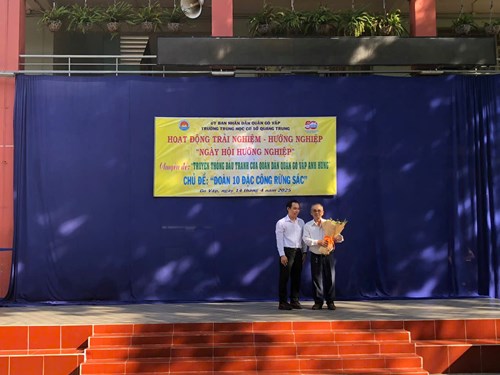 Sáng thứ 2 ngày 14/4/2025, Trường THCS Quang Trung tổ chức sinh hoạt các nội dung sau:
- Hoạt động trải nghiệm - hướng nghiệp với chủ đề  Ngày hội hướng nghiệp .
- Chuyên đề  Truyền thống đấu tranh của quân dân quận Gò Vấp anh hùng .
- Sinh hoạt chủ đề  Đoàn 10 đặc công Rừng Sác 