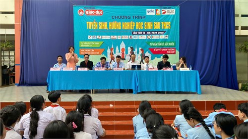 Thứ 4, ngày 16/4/2025, Trường THCS Quang Trung tổ chức chương trình  Tuyển sinh, hướng nghiệp học sinh sau THCS  cho học sinh khối lớp 9. Thực hiện hoạt động  Phụ huynh - Bạn đồng hành cùng con , các Phụ huynh cùng tham gia chương trình với các  học sinh lớp 9.