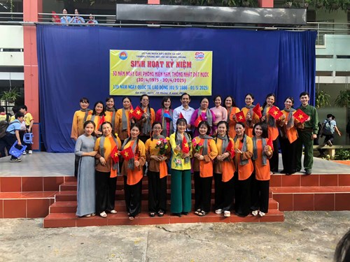 Sáng thứ 2 ngày 28/4/2025, Trường THCS Quang Trung tổ chức sinh hoạt kỷ niệm 50 năm ngày giải phóng miền Nam, thống nhất đất nước (30/4/1975 - 30/4/2025) và 139 năm ngày Quốc tế lao động (01/5/1886 - 01/5/2025)