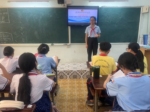 Ngày 06/12/2024, Cô Phạm Thị Kim Tuyền - Tổng phụ trách Đội tổ chức tập huấn, hướng dẫn Nghi thức Đội, nghi lễ Đội cho BCH Liên đội và BCH Chi đội.