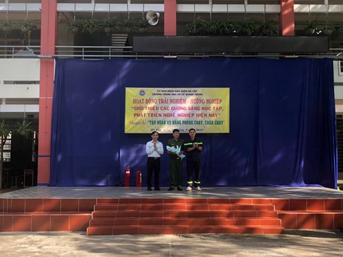 Sáng thứ 2 ngày 12/5/2025, Trường THCS Quang Trung tổ chức sinh hoạt dưới sân trường với các nội dung sau:
- Hoạt động trải nghiệm hướng nghiệp: Giới thiệu gương sáng học tập, phát triển nghề nghiệp hiện nay.
- Chuyên đề  Tập huấn kỹ năng phòng cháy, chữa cháy  do Thiếu tá Võ Minh Đăng và Đại úy Nguyễn Hữu Đức thuộc Đội Chữa cháy và Cứu nạn, cứu hộ Khu vực 15 - Phòng PC07 - Công an Thành phố Hồ Chí Minh thực hiện.
- Kể chuyện về học tập và làm theo tư tưởng, đạo đức, phong cách Hồ Chí Minh: lớp 7/16 và lớp 8/6 thực hiện.