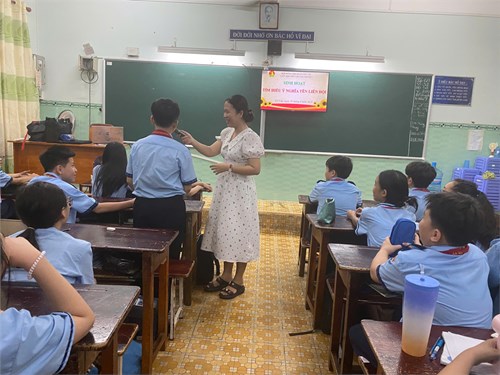 Các GVCN sinh hoạt nội dung  Tìm hiểu ý nghĩa tên Liên đội  vào ngày tập trung học sinh chuẩn bị đón năm học 2024 - 2025.