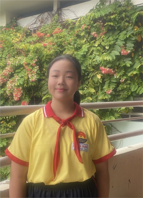 Gương sáng đội viên tuần 25: Bạn Vũ Hà Khánh Ngọc - Ủy viên Ban chỉ huy Liên đội - Chi đội 6/6, một trong những đội viên hăng hái, nhiệt tình tham gia phong trào Đội, bạn Ngọc tham gia dẫn chương trình cho tiết mục dự thi  Sử ca học đường  của Liên đội.