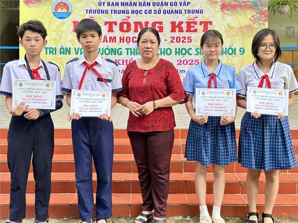 Thực hiện Công trình măng non năm học 2024-2025, Liên đội THCS Quang Trung trao tặng học bổng cho đội viên có hoàn cảnh khó khăn.