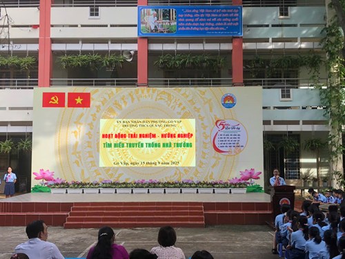 Sáng thứ 2 ngày 15/9/2025, Trường THCS Quang Trung tổ chức tiết hoạt động trải nghiệm - hướng nghiệp với chủ đề  Tìm hiểu truyền thống nhà trường .