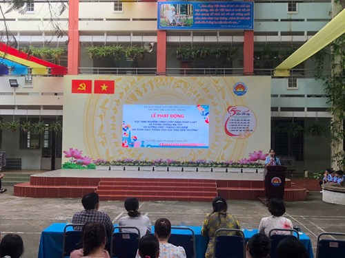 Sáng thứ 2 ngày 08/9/2025, Liên đội THCS Quang Trung tổ chức Lễ phát động chủ đề công tác Đội và phong trào thiếu nhi năm học 2025 – 2026 với chủ đề  Thiếu nhi Thành phố Bác vững bước tiến vào kỷ nguyên mới , đồng thời thực hiện phát động  Học sinh nghiêm chỉnh chấp hành pháp luật về phòng, chống ma túy  và hưởng ứng  Tháng cao điểm An toàn giao thông cho học sinh đến trường”.
Đến tham dự lễ, Liên đội trân trọng được đón tiếp:
* Về phía Phòng văn hoá xã hội Phường Gò Vấp:
- Bà Nguyễn Thị Hải Vân - Trưởng phòng Văn Hóa Xã Hội phường Gò Vấp.
* Về phía nhà trường:
 - Thầy Dương Hữu Đức – Bí thư chi bộ – Hiệu trưởng nhà trường.
- Cô Nguyễn Thị Vân Anh – Phó Bí thư chi bộ – Phó hiệu trưởng nhà trường.
- Cô Nguyễn Thị Minh Hiếu – Nguyên Phó hiệu trưởng nhà trường.