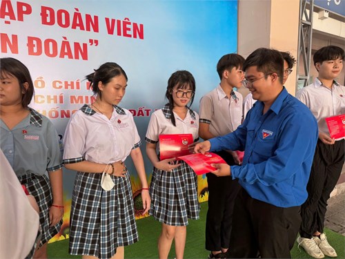 Trường THCS Rạng Đông Tổ Chức Lễ Trưởng Thành Đội & Kết Nạp Đoàn Cho Học Sinh Khối 9