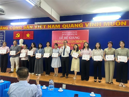 Giáo Viên Trường THCS Rạng Đông Dự Lễ Bế Giảng Lớp Sơ Cấp Lý Luận Chính Trị Khóa I (S1) - Năm 2025