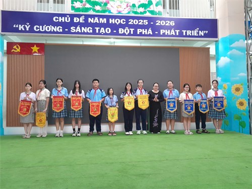 Sinh Hoạt Chào Cờ Tuần 3 - Bài Giới Thiệu Sách : Hành Trình Theo Chân Bác Của Tác Giả Trần Đức Tuấn