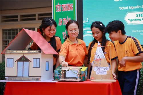 Hơn 200 học sinh trung học cơ sở tại TP.HCM đã tham gia Hội trại sáng tạo STEM năm 2025 với chủ đề   Khơi nguồn sáng tạo - Kiến tạo tương lai  .