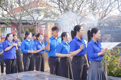 Tổ chức ra quân vệ sinh môi trường, thắp hương tại Mả 35 nhân ngày 22/12/2025