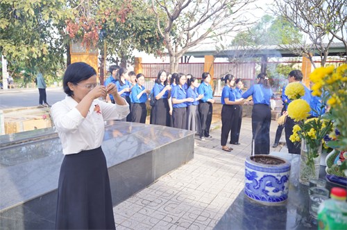 🇻🇳✨ Chi bộ – Chi đoàn – Liên đội THCS Tân Bình: Dọn dẹp & thắp nhang tri ân “Mả 35” nhân ngày 22/12 ✨🇻🇳