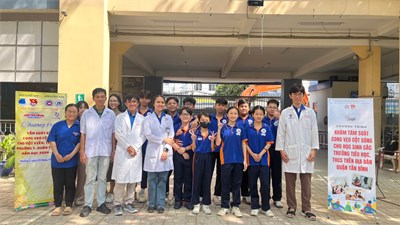 Khám cong vẹo cột sống cho đội viên, học sinh trường THCS Tân Bình
