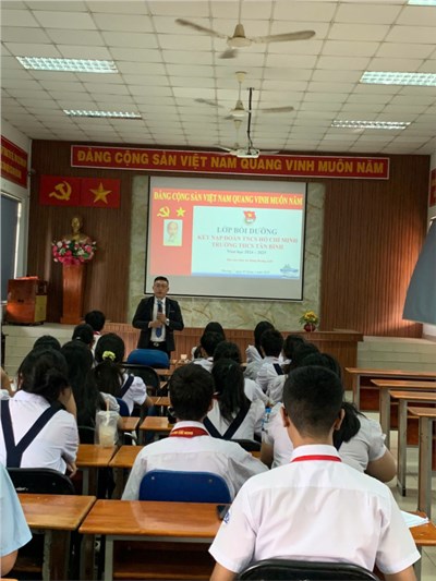 Chi đoàn tổ chức Lớp Bồi dưỡng kết nạp Đoàn Thanh niên Cộng sản Hồ Chí Minh cho Đội viên ưu tú lớp 9 năm học 2024-2025
