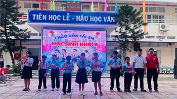 Học sinh lớp 6 năm học 2025-2026 tham gia trò chơi vận động trong buổi chào đón học sinh khối 6