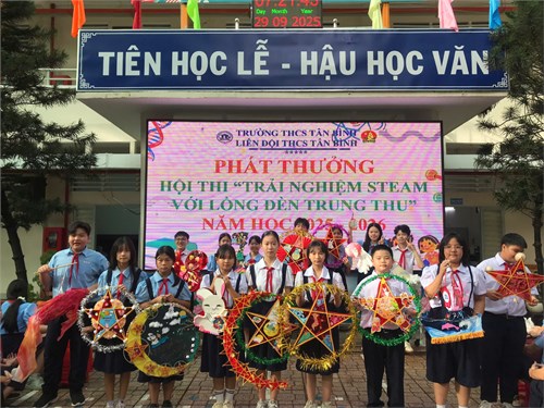 Học sinh tham gia thi làm lồng đèn Trung thu năm học 2025-2026