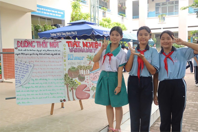 Một số hình ảnh về giờ ra chơi trải nghiệm sáng tạo với chủ đề: Trải nghiệm một số nét văn hóa của các dân tộc trong cộng đồng các dân tộc của Việt Nam.