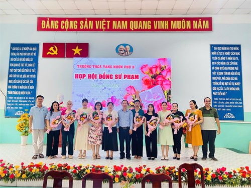 Một số hình ảnh về buổi họp Hội đồng sư phạm và sinh hoạt chuyên đề chào mừng Ngày Phụ nữ Việt Nam 20/10