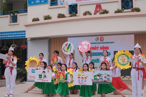 Một số hình ảnh về Lễ phát động Chủ đề năm học, Lễ phát động học sinh nghiêm chỉnh chấp hành pháp luật về phòng, chống ma túy năm 2025 và tháng cao điểm an toàn giao thông cho học sinh đến trường năm học 2025 - 2026.